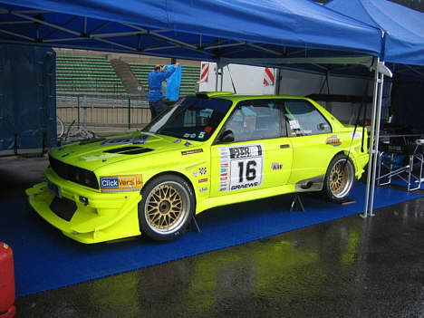 BMW 3-serie bygget om med V8-motor.